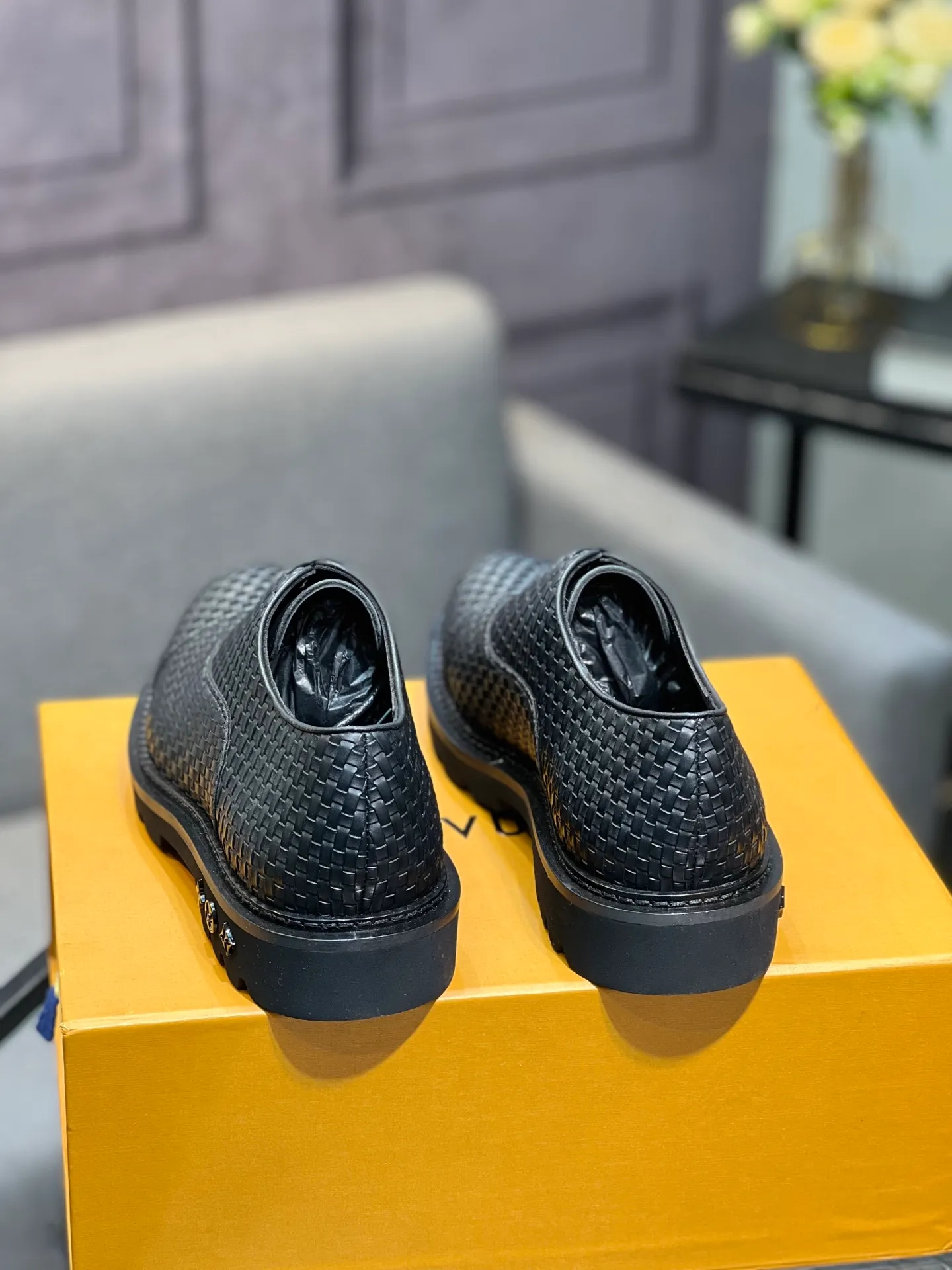 Men's shoes 💰820 [LV] - High-end quality - Upper: 🔝 tumbled cowhide, Nappa cowhide, brand logo sewn on shoe body - Lining: cowhide, foot pads; water-dyed cowhide - Outsole: TPR·rubber foam; two-color molded outsole -Super high quality control·Fine workmanship: highlighted (high-end·luxury·grade) -Size: 39-44 (38 45 can be customized)